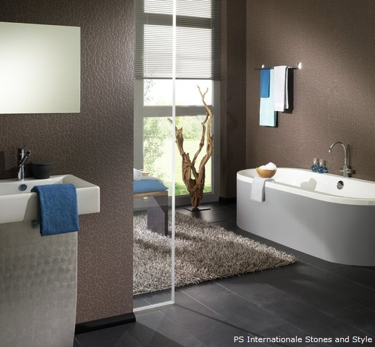 Warme Brauntöne, lichtes Grau und Weiss sind in diesem modernen Bad tonangebend. Die Farben und Materialien schaffen eine Atmosphäre der Behaglichkeit.